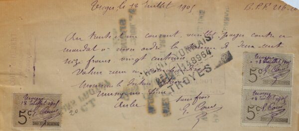 Le docteur Émile Coué, l'inventeur de la Méthode Coué, délivre du laudanum à un confrère