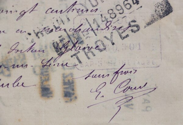 Le docteur Émile Coué, l'inventeur de la Méthode Coué, délivre du laudanum à un confrère