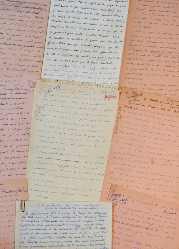 Manuscrits de 11 chroniques de Thierry Maulnier pour le Figaro