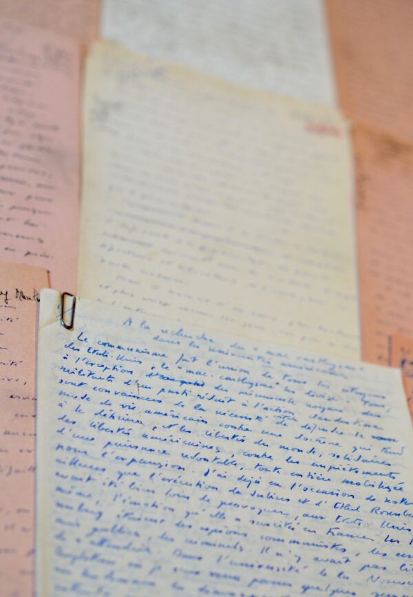 Manuscrits de 11 chroniques de Thierry Maulnier pour le Figaro