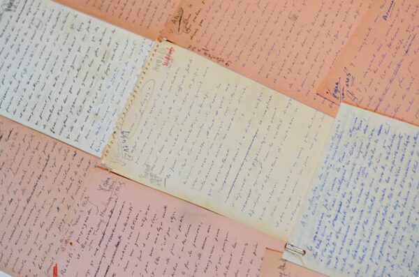 Manuscrits de 11 chroniques de Thierry Maulnier pour le Figaro