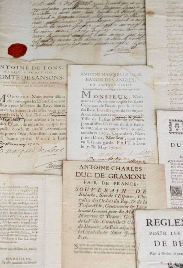 Ensemble de 8 documents béarnais, XVIIe-XVIIIe