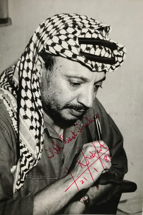Portrait photographique de Yasser Arafat avec envoi et signature autographe