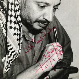 Portrait photographique de Yasser Arafat avec envoi et signature autographe