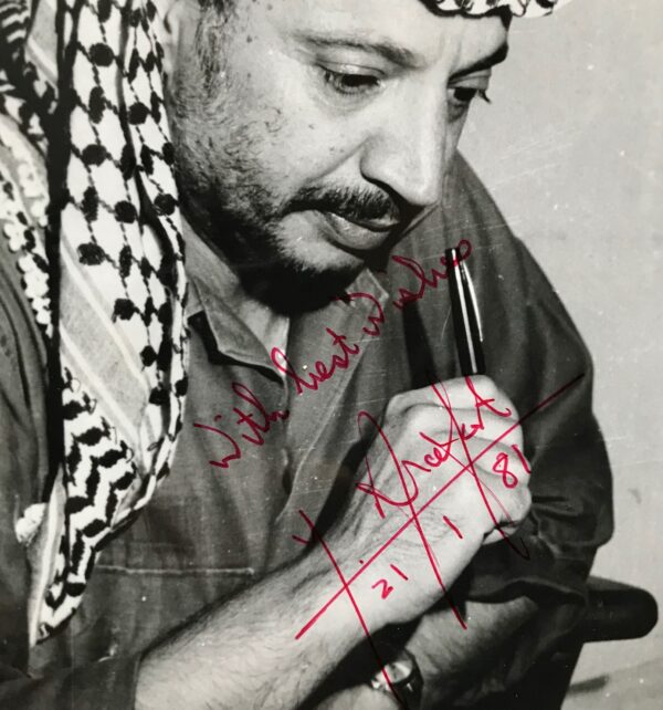 Portrait photographique de Yasser Arafat avec envoi et signature autographe