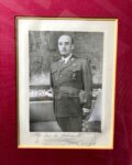 Beau portrait dédicacé du général Franco, en tenue militaire