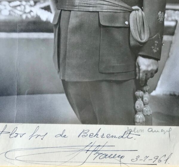 Beau portrait dédicacé du général Franco, en tenue militaire