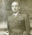 Beau portrait dédicacé du général Franco, en tenue militaire
