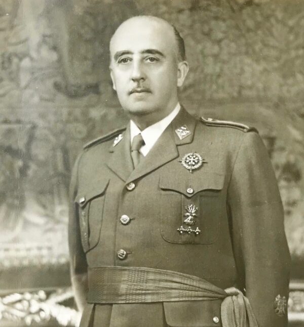 Beau portrait dédicacé du général Franco, en tenue militaire