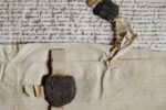 Très belle charte médiévale ornée de deux sceaux bien conservés