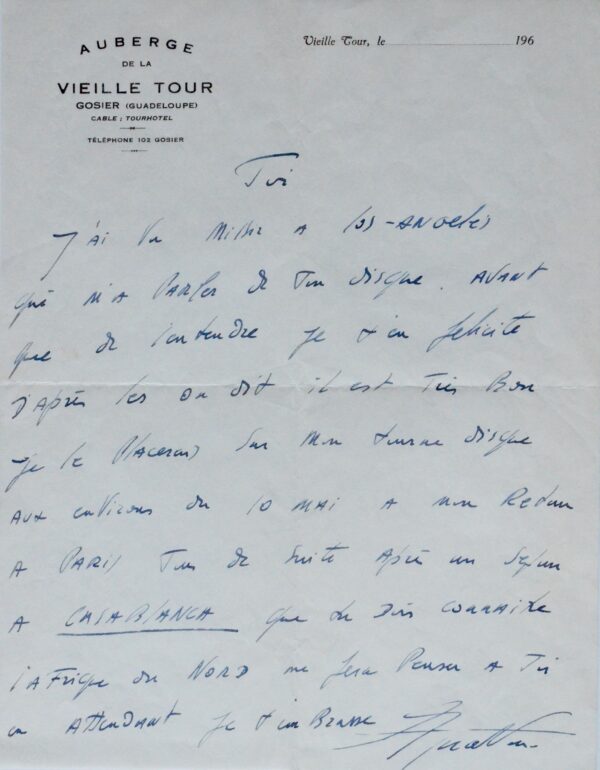 Charles Aznavour rentre de Los Angeles et félicite une jeune chanteuse