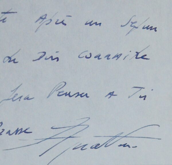 Charles Aznavour rentre de Los Angeles et félicite une jeune chanteuse