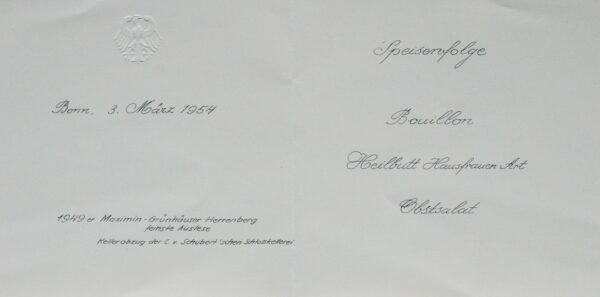 Konrad Adenauer signe le menu du dîner de départ du général Ganeval