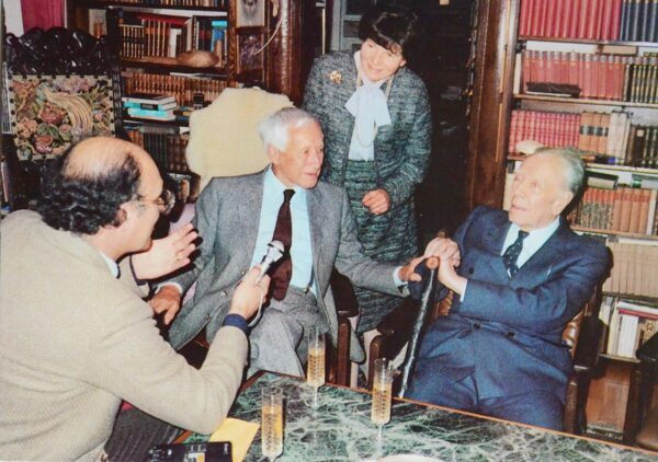 Sur une carte le représentant avec Jorge Luis Borges, Ernst Jünger adresse quelques mots à une lectrice fidèle