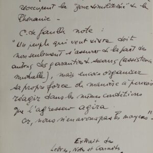 Le général Massu prend note des réflexions de De Gaulle, sur la coalition face à l'ennemi