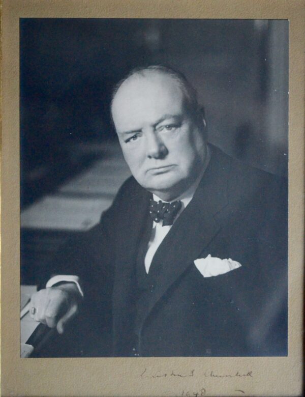 Très beau portrait photographique signé par Winston Churchill