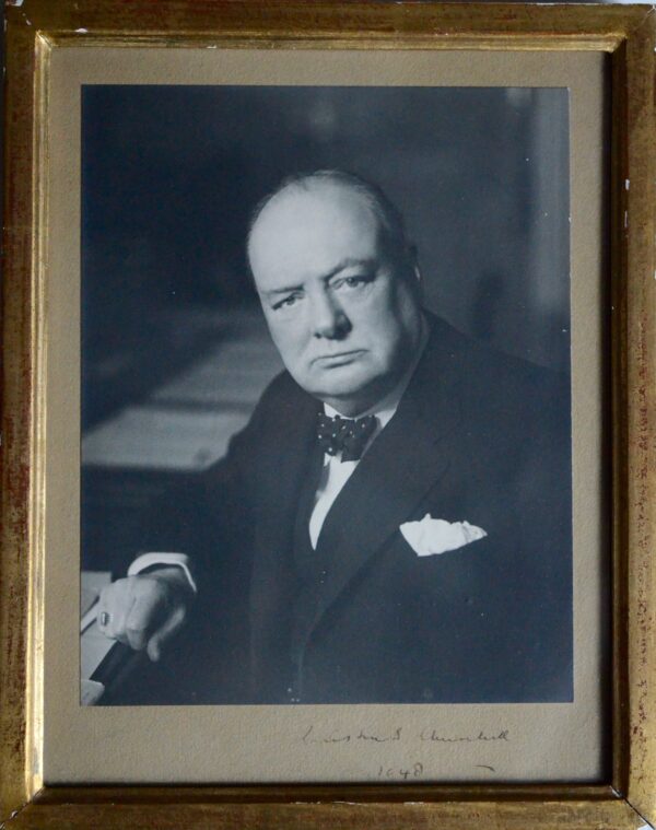 Très beau portrait photographique signé par Winston Churchill