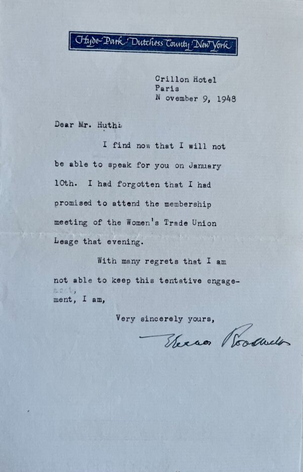 Eleanor Roosevelt annule un engagement depuis l'Hôtel de Crillon à Paris