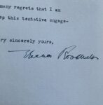 Eleanor Roosevelt annule un engagement depuis l'Hôtel de Crillon à Paris
