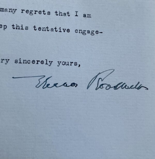Eleanor Roosevelt annule un engagement depuis l'Hôtel de Crillon à Paris
