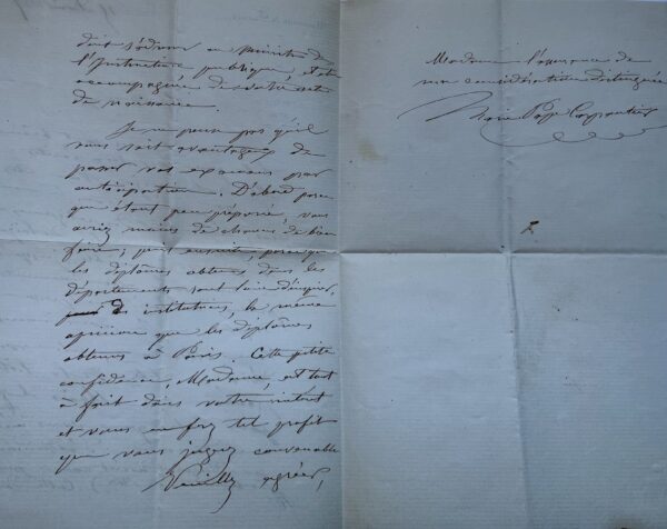 La pédagogue et féministe Marie Pape-Carpentier aide une femme pauvre dans ses démarches
