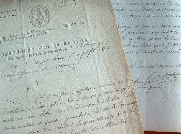 Le commandant de la place de Briançon donne ses consignes.