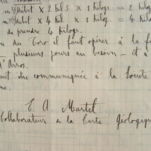 Le spéléologue E.-A. Martel étudie la communication de rivières souterraines.