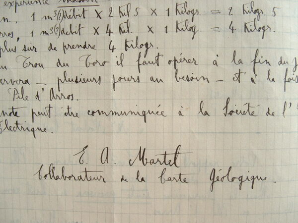 Le spéléologue E.-A. Martel étudie la communication de rivières souterraines.