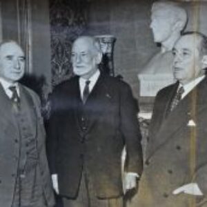 René Cassin photographié avec deux autres sages.