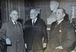 René Cassin photographié avec deux autres sages.