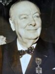 Winston Churchill décoré de la croix de la Libération.