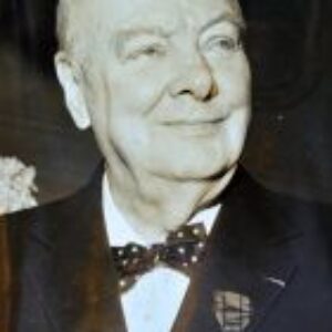 Winston Churchill décoré de la croix de la Libération.