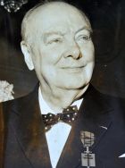 Winston Churchill décoré de la croix de la Libération.