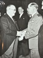 Vincent Auriol reçoit les voeux du général Juin.