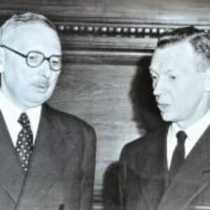 René Pleven transmet ses pouvoirs à Maurice Couve de Murville.