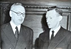 René Pleven transmet ses pouvoirs à Maurice Couve de Murville.