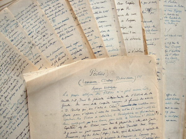 Etude historique sur Poitiers par le médiéviste Ferdinand Lot.