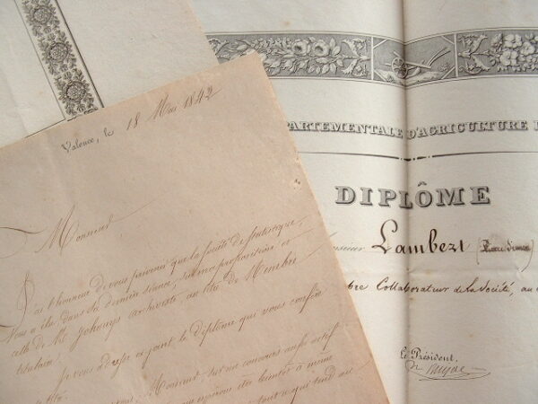 Deux diplômes de sociétés savantes drômoises.