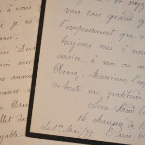 Lina Sand, endeuillée, vient en aide à son domestique.