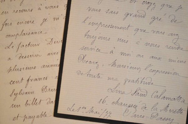 Lina Sand, endeuillée, vient en aide à son domestique.